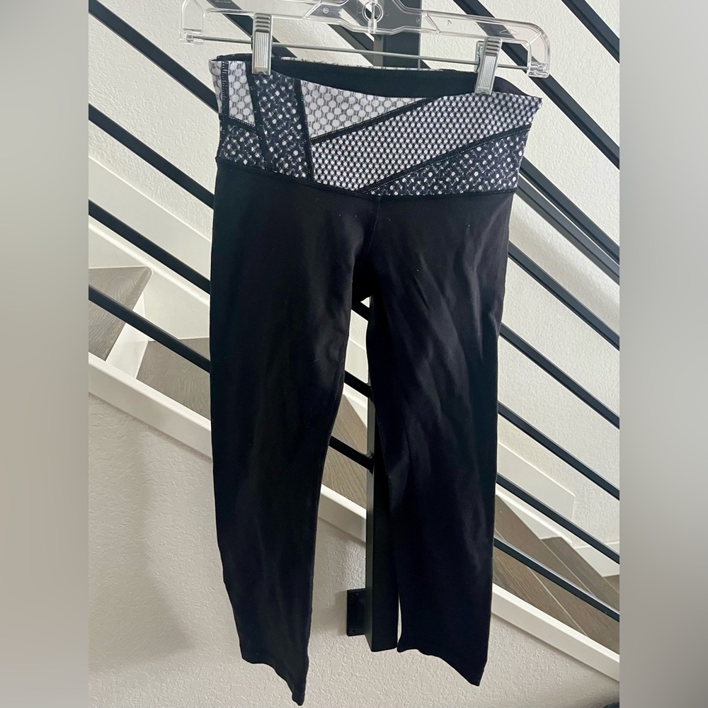 Lululemon low rise cropped yoga pants